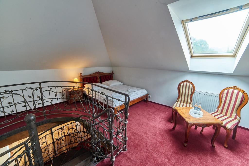 Hotel Folwark Stara Winiarnia à Mszana Dolna Extérieur photo