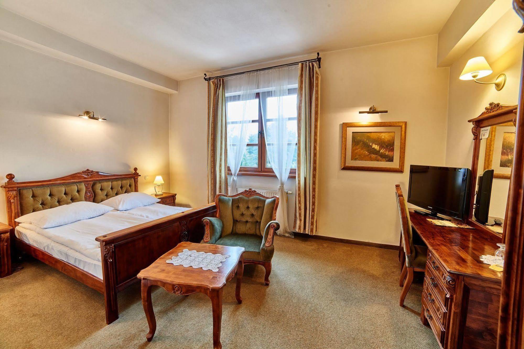 Hotel Folwark Stara Winiarnia à Mszana Dolna Extérieur photo