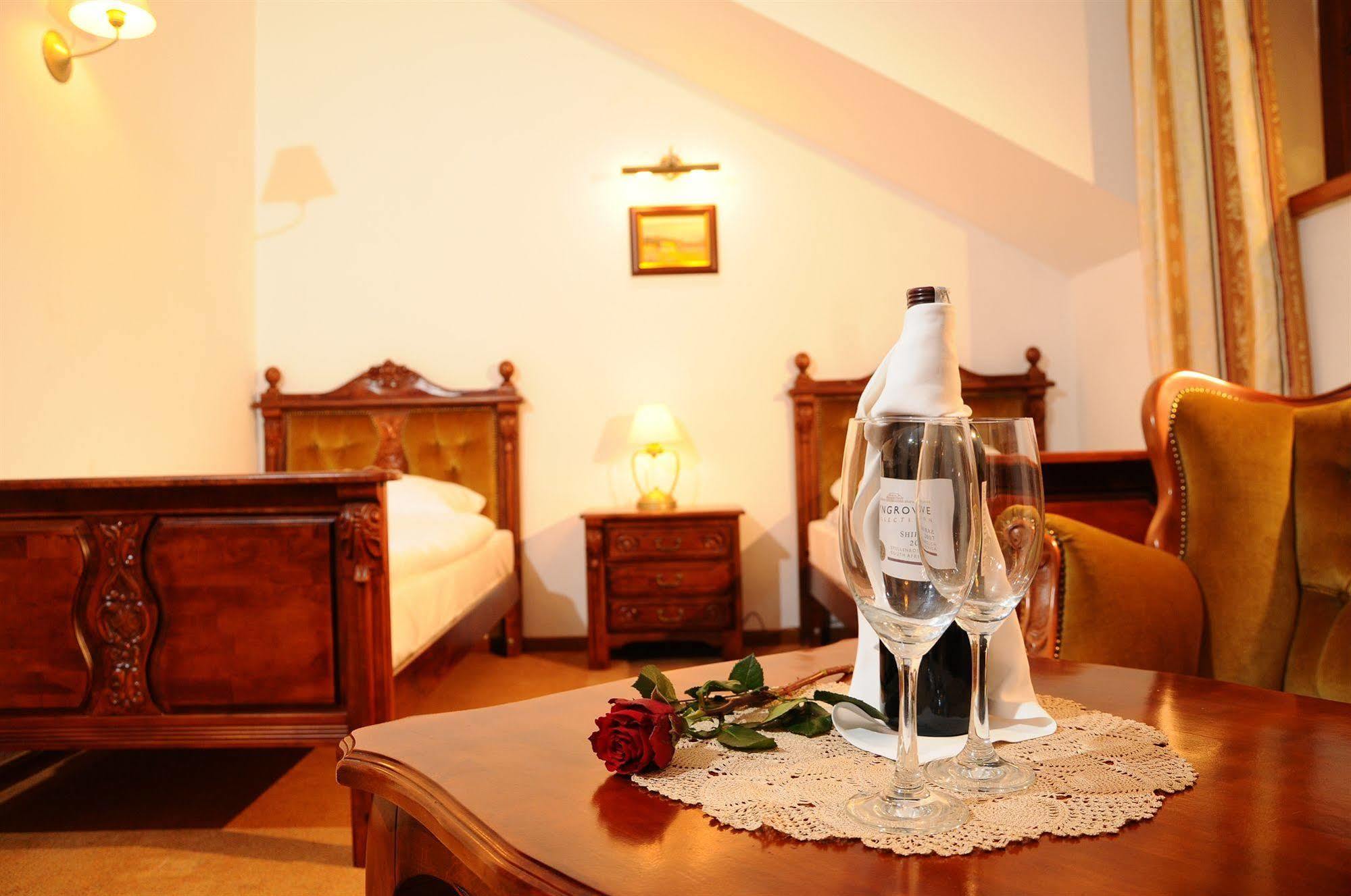 Hotel Folwark Stara Winiarnia à Mszana Dolna Extérieur photo