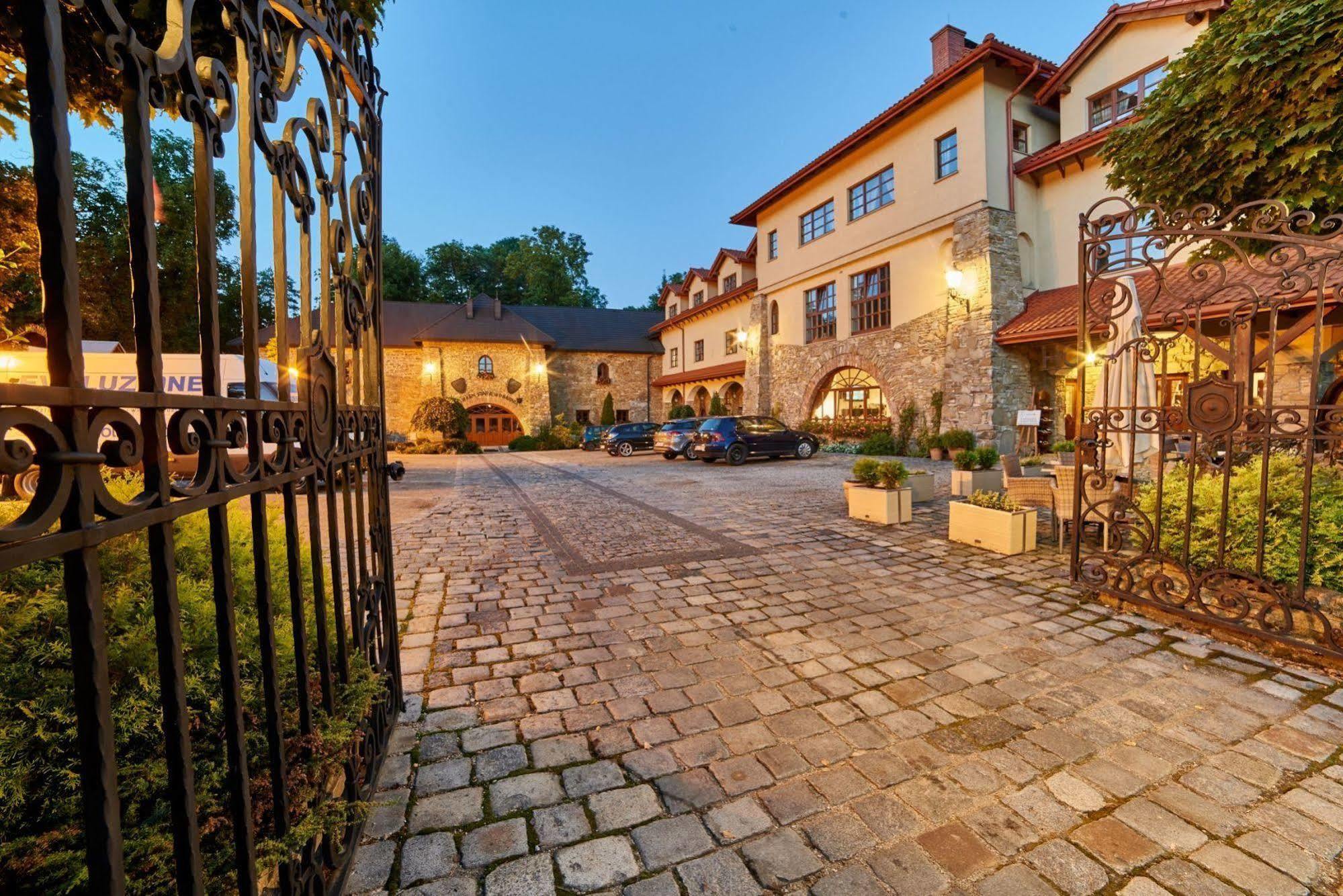 Hotel Folwark Stara Winiarnia à Mszana Dolna Extérieur photo