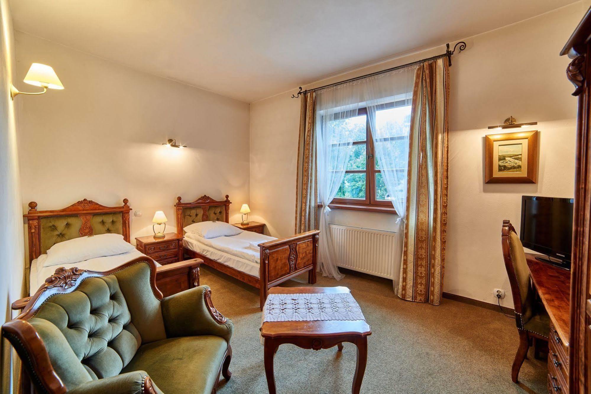 Hotel Folwark Stara Winiarnia à Mszana Dolna Extérieur photo